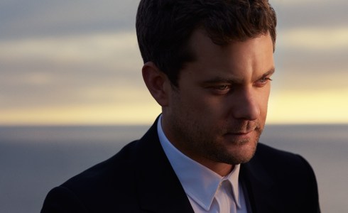Joshua Jackson suit