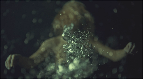 Hannibal 3.01 Bedelia bath