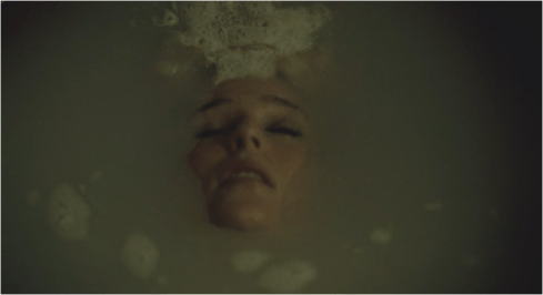 Hannibal 3.03 Bedelia bath