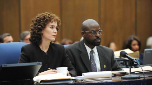 THE PEOPLE v. O.J. SIMPSON: AMERICAN CRIME STORY "Marcia, Marcia, Marcia" Episode 106 (Airs Tuesday, March 8, 10:00 pm/ep) -- Pictured: (l-r) Sarah Paulson a Marcia Clark, Sterling K. Brown as Christopher Darden. CR: Ray Mickshaw/FX